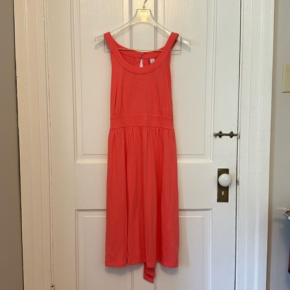 Sleeveless Old Navy knit dress with keyhole, opening in back, tie belt in back